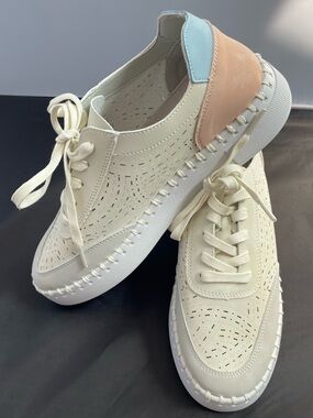 Project Cloud Azalea Womens Leather Platform Sneakers Cream, Blue & Pink Size 8